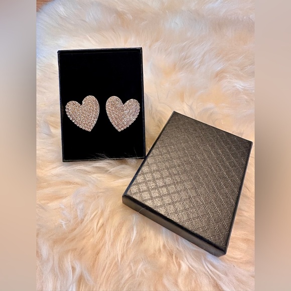 NWT Rhinestone heart shaped pierced earrings - Picture 1 of 3